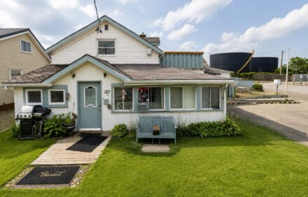A – 125 Bessie St – Studio Beachfront